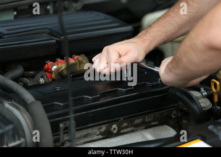 Mechaniker Hände Reparatur Auto in die Motorhaube öffnen Stockfoto