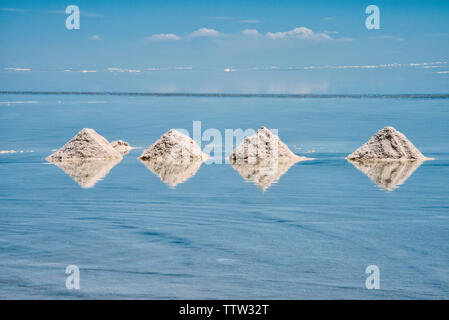 Salz Kegel auf der reflektierten Fläche der Salzsee, Salar de Uyuni, Potosi, Bolivien Stockfoto