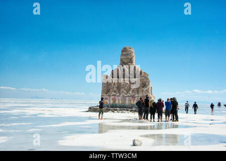 Ein Salz - Statue von Dakar Rallye Turnier auf dem Salzsee, Salar de Uyuni, Potosi, Bolivien Stockfoto