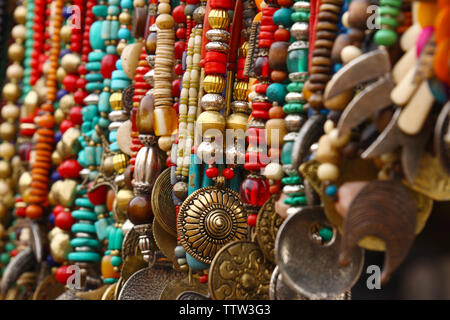 Perlenketten an einem Marktstand, Dilli Haat, New Delhi, Indien Stockfoto