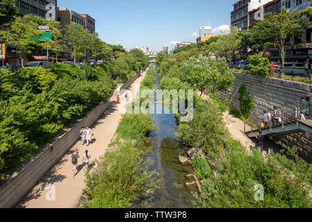 SEOUL, Südkorea - 31. Mai, 2019: die Menschen sind auf dem Wege entlang des Cheonggyecheon Strom Stockfoto