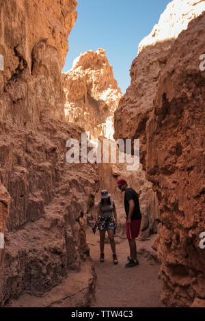 Touristen, die sich in der Salz Höhlen, Valle de la Luna (Mondtal), San Pedro de Atacama Antofagasta Region, Chile Stockfoto