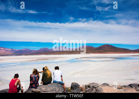 Touristen beobachten Laguna Salar de Talar, San Pedro de Atacama Antofagasta Region, Chile Stockfoto