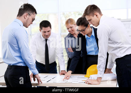 Gruppe der kreativen Ingenieure Planung neues Projekt im Büro Stockfoto