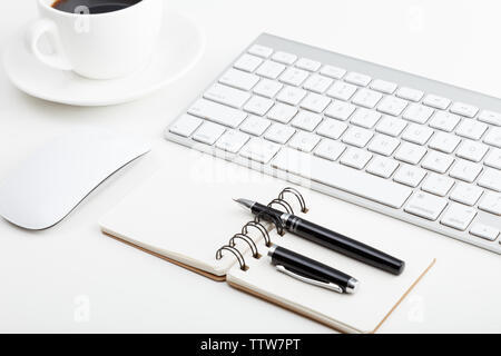 Kreative Kombination von Büromaterial Stockfoto