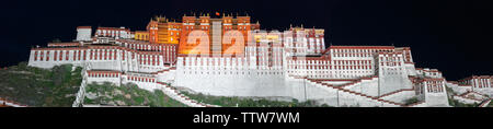 Panorama der Potala Palast bei Nacht (Lhasa, Tibet). Schwarzen Himmel, der Palast ist beleuchtet. Oben auf der Startseite des Dalai Lama Wellen der Chinesischen Flagge. Stockfoto