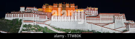 Panorama der Potala Palast bei Nacht (Tibet). Der Palast wurde Anfang des 14. Dalai Lama, bis er nach Indien während der chinesischen Invasion 1959 flohen. Stockfoto