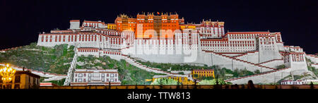 Panorama der Potala Palast bei Nacht (Tibet). Die Geschichte des Schlosses reicht zurück bis 1645. Damals der 5. Dalai Lama begann den Bau. Stockfoto