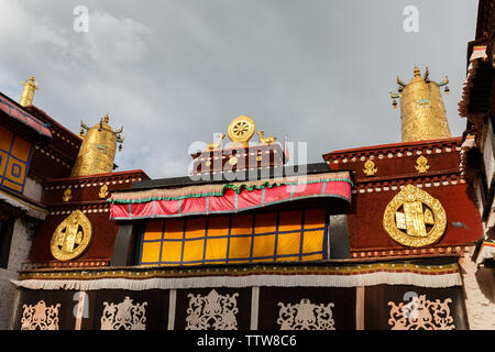 Ansicht auf dem Dach des Jokhang Tempel: Golden Dharma Rad mit Rehe und zwei gebetsmühlen. Zentrum des Tibetischen Buddhismus. Stockfoto