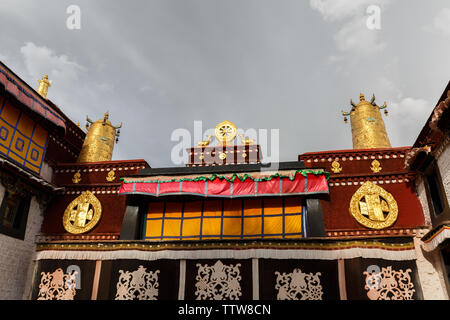 Ansicht auf dem Dach des Jokhang Tempel. Ein Dharma Rad mit zwei Hirsche und Gebetsmühlen Krone die berühmten Tempel. Tibetische buddism, Ornamente, buddhistische Kunst. Stockfoto