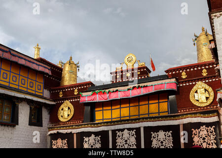 Seitenansicht auf dem Dach des Jokhang Tempel mit goldenen Gebetsmühle, Dharma Rad und Hirsche. Der älteste Teil der Tempel wurde in 652 gebaut. Buddhismus, Heilige, Stockfoto