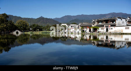 Anhui Hongcun, ruhige See, worin das alte Dorf Stockfoto