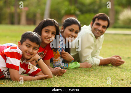 Familie liegen auf dem Rasen Stockfoto