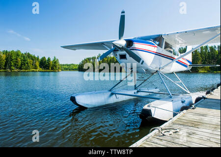 Wasserflugzeug dock, See von den Wäldern in der Nähe von Nestor fällt, im Nordwesten von Ontario, Ontario, Kanada Stockfoto