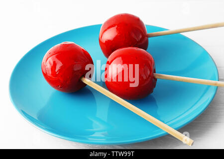 Toffee Äpfel auf blauen Platte Stockfoto