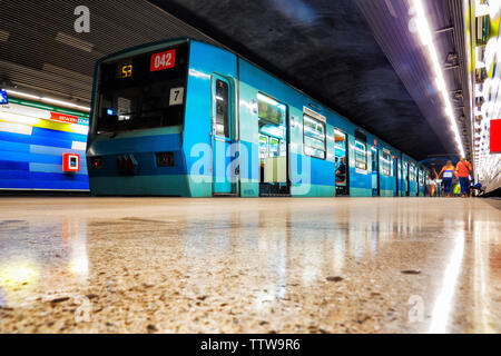 SANTIAGO, CHILE - Februar 2015: Eine alte Metro de Santiago am Bahnhof Gruta de Lourdes entfernt, ab Zeile 5 Stockfoto