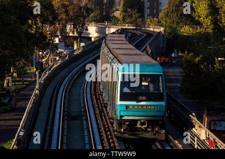 SANTIAGO, CHILE - MÄRZ 2015: Ein NS 93, MP 89, Zug auf dem Viadukt zwischen den Stationen der Linie 5 Stockfoto