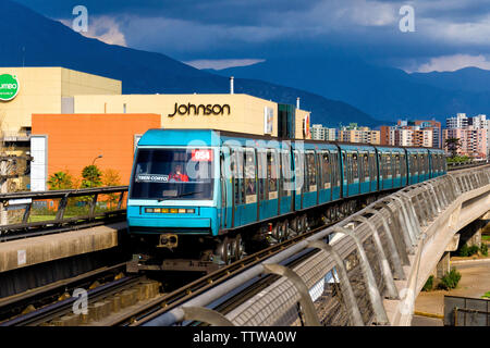 SANTIAGO, CHILE - Oktober 2015: U-Bahn NS 93 Zug Eingabe pedrero Bahnhof, Linie 5 Stockfoto