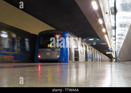 SANTIAGO, CHILE - AUGUST 2014: Zwei NS 04 Santiago U-Züge bei Cementerios station Stockfoto