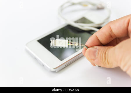 Gefahr unsicherer Kabel Ladegerät für Mangel an Schäden auf weißem Hintergrund Konzept Gefahr für Kabel unsicher Stockfoto