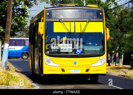 SANTIAGO, CHILE - Oktober 2014: Ein transantiago Bus auf der Straße Stockfoto