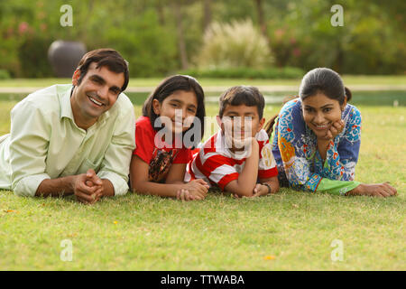 Familie liegen auf dem Rasen Stockfoto