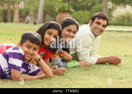 Familie liegen auf dem Rasen Stockfoto