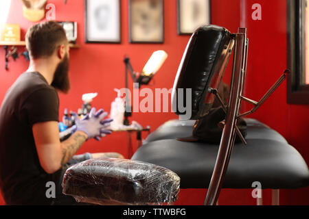 Professionelle tattoo master Workplace im Salon, Ansicht schließen Stockfoto