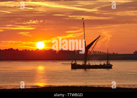 Swale Estuary, Kent, Großbritannien. 18. Juni 2019: UK Wetter. Sonnenaufgang über dem alten Thames Sailing Barge Mirosa, in der Swale Mündung vertäut. Da die Sommersonnenwende angefahren, das Wetter ist sonnig mit einigen Duschen. Credit: Alan Payton/Alamy leben Nachrichten Stockfoto