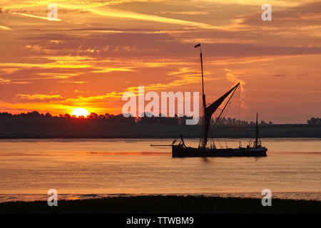 Swale Estuary, Kent, Großbritannien. 18. Juni 2019: UK Wetter. Sonnenaufgang über dem alten Thames Sailing Barge Mirosa, in der Swale Mündung vertäut. Da die Sommersonnenwende angefahren, das Wetter ist sonnig mit einigen Duschen. Credit: Alan Payton/Alamy leben Nachrichten Stockfoto