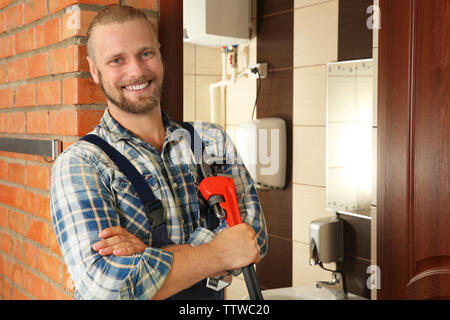 Portrait von gutaussehenden Klempner mit einer Rohrzange Stockfoto