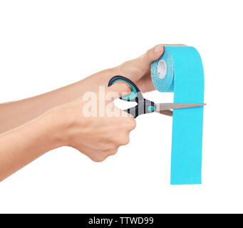 Frau schneid Physio Tape Rollen auf weißem Hintergrund Stockfoto