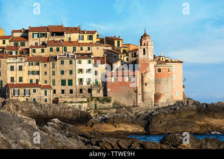 Das alte Dorf Tellaro mit der Kirche San Giorgio (St. George) in den Golf von La Spezia, Lerici, Ligurien, Italien, Europa Stockfoto