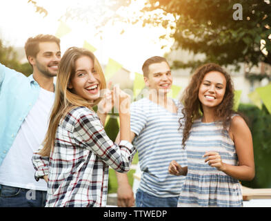 Junge Freunde das Tanzen bei der Party im Freien Stockfoto