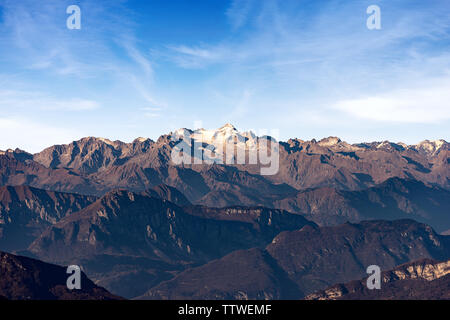 Italienische Alpen mit der berggipfel von Care Alto im Nationalpark Adamello Brenta fotografiert auf der Lessinia Plateau, Veneto, Trentino, Italien Stockfoto