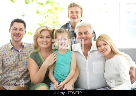 Glückliche Familie auf der Couch zu Hause Stockfoto