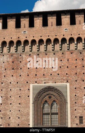 Schloss Sforza XV Jahrhundert (Castello Sforzesco) Mailand, Lombardei, Italien, Europa. Detail eines alten Fenster mit schmiedeeisernen Bars und Wand Stockfoto