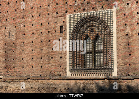 Schloss Sforza XV Jahrhundert (Castello Sforzesco) Mailand, Lombardei, Italien, Europa. Detail eines alten Fenster mit schmiedeeisernen Bars und Wand Stockfoto