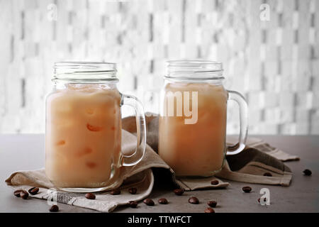 Eiskaffee mit Milch in Töpfen auf Serviette Stockfoto