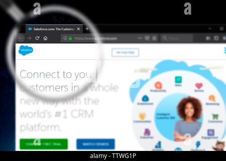 Nowosibirsk, Russland - Juni 18, 2019 - Illustrative Editorial von Salesforce Homepage. Salesforce Logo sichtbar auf dem Anzeigebildschirm angezeigt. Stockfoto