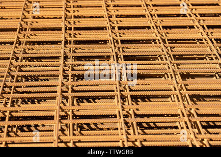 Betonstahl mit einem periodischen Profil in den packs sind in der Erzeugnisse aus Metall gelagert, bis zu schließen. Stahl Material, Konstruktion liefert. Stockfoto