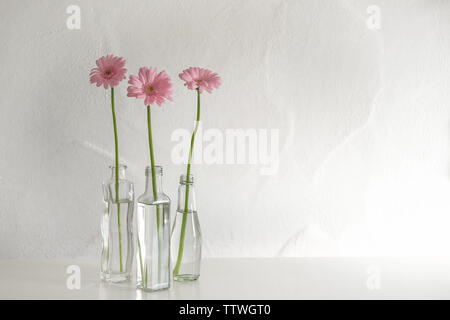 Drei Rosa Gerbera in Glas Vasen Stockfoto