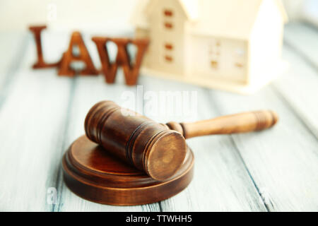 Hammer und Miniatur Haus auf Holz- Hintergrund Stockfoto