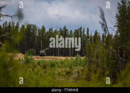 Us-Marines mit Fox. Akku, 2. Bataillon, 14 Marine Regiment, 4 Marine Division, bereiten sie Raketen aus einem High Mobility Artillery Rocket System während der live zu Feuer - Feuer Ausbildung bei kalten See Air Waffen, Alberta, Kanada, 15. Juni 2019, zur Unterstützung der Sentinel Edge 19. Übungen, wie SE 19, sicher finden Marines beherrschen und in der Lage, erfolgreiche Integration mit Active Duty Marines, die Marine Reserve kritisch auf die Marine Corps" insgesamt. (U.S. Marine Corps Foto von Sgt. Andy O. Martinez) Stockfoto