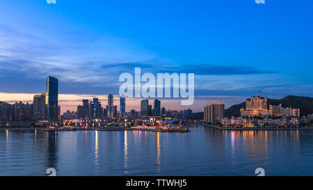 Nacht Starbay in Dalian. Stockfoto