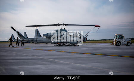 Eine AH-1W SuperCobra mit Marine Light Attack Helicopter Squadron 775, Marine Flugzeuge Gruppe 41, 4 Marine Flugzeugflügel, erhält, bevor eine Wartung an der Canadian Forces Base kalten See, Kanada, 16. Juni 2019, zur Unterstützung der Sentinel Edge 19 abgeschleppt. Übungen, wie SE 19, garantiert Finden Marines beherrschen und in der Lage sind, erfolgreiche Integration mit Active Duty Marines, die Marine Reserve kritisch auf die Marine Corps" insgesamt. (U.S. Marine Corps Foto von Lance Cpl. Jose Gonzalez) Stockfoto