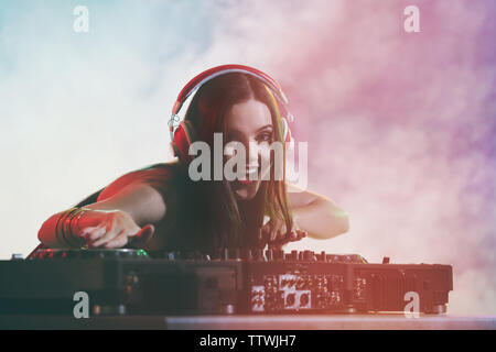 Hübsche junge DJ spielt Musik in der Diskothek Stockfoto