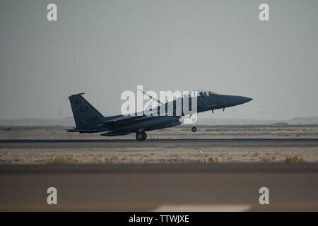 Eine F-15E Strike Eagle bereitgestellt vom 4 Fighter Wing bei Seymour Johnson Air Force Base, Nord-Carolina, landet im Al Dhafra Air Base, Vereinigte Arabische Emirate, 14. Juni 2019. F-15 E's sind so konzipiert, dass sie in Luft-zu-Luft- und Luft- Operationen in jeder Umgebung zu Boden. (U.S. Air Force Foto: Staff Sgt. Chris Thornbury) Stockfoto