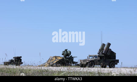 Zwei EIN/TWQ-1 Avenger Raketensysteme von C Akku, 174 Air Defense Artillery Regiment, 10. Armee Luft- und Raketenabwehr Befehl, und ziehen Sie ihn in Position stinger Raketen zu Feuer Gleichzeitig beteiligen Sie sich an einer kurzen Strecke Luftverteidigungsübung als Teil der Tobruq Vermächtnis in Utska, Polen, 17. Juni 2019. Tobruq Vermächtnis ist eine 21-tägige Übung, auf multi-nationalen Partnerschaften mit gemeinsamen Verständnis und Demonstration der Luftverteidigung Fähigkeiten, die von der United States Army und 11 verschiedene Partner und verbündeten Staaten. (U.S. Armee Foto von Sgt. Kyle Larsen) Stockfoto