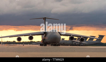 Ein C-5 M Super Galaxy aircrew Mitglied schaut aus dem Nummer 1 Notluke in das Flugzeug nach unten Taxis der Flug Linie vor dem Start Juni 13, 2019 in Dover Air Force Base, Del Die Super Galaxy zog wie ein Unwetter die Basis angefahren. Es gibt 18 C-5 Ms sind nach Dover zugeordnet. (U.S. Air Force Foto von Roland Balik) Stockfoto